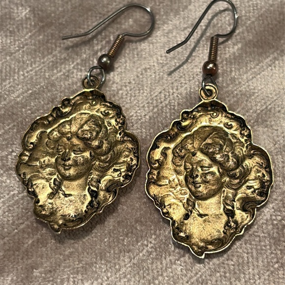 Vintage Gold Marie Antoinette Cameo Style Earrings - Picture 3 of 4